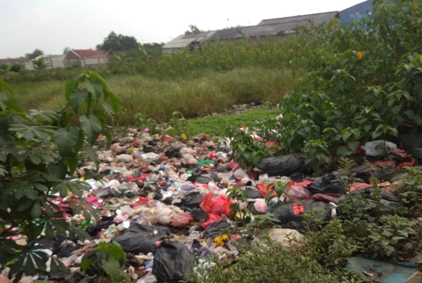 Tumpukan sampah kian lama menumpuk di sisi jalan Gedung Walet, Tambun Selatan, Kabupaten Bekasi. Sampah-sampah ini dibuang di sekitar lahan kosong yang ada di sisi jalan. 