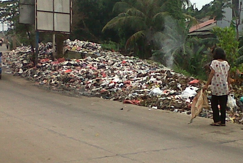 Tumpukan sampah liar sepanjang hampir 25 meter di Jalan Raya Citayam, Depok