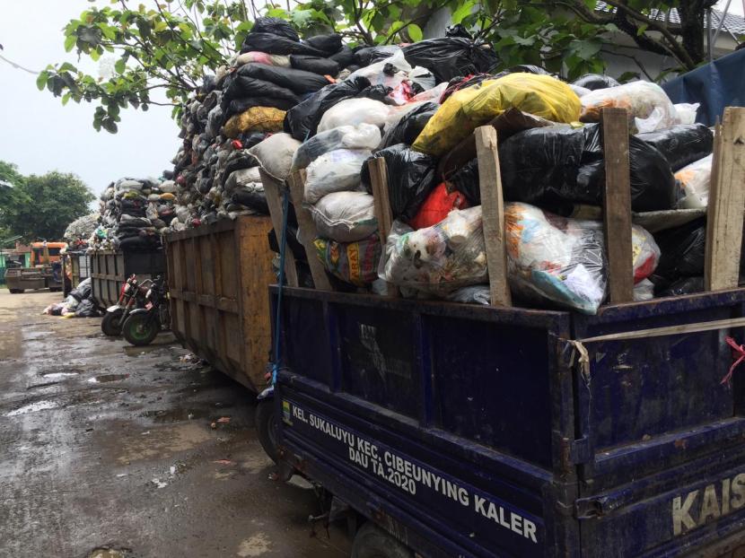 Tumpukan sampah memenuhi Tempat Pembuangan Sementara (TPS) Cikutra Kota Bandung, imbas kerusakan jalan menuju TPA Sarimukti. Jumat (21/10/2022).