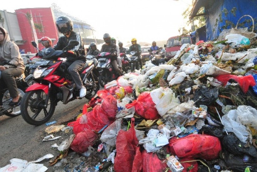 Tumpukan sampah mempersempit Jalan Raya Pondok Gede, Kota Bekasi, Jawa Barat