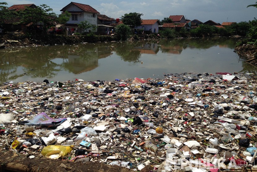 Tumpukan sampah menggenang di aliran Sungai Cikapundung di Cijagra, Kabupaten Bandung, Kamis (24/3).