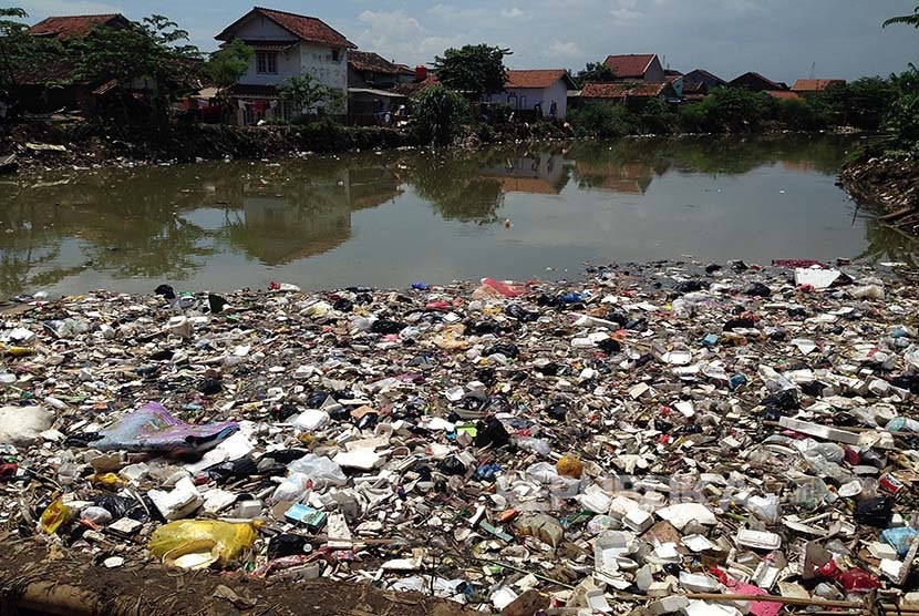 Tumpukan sampah menggenang di aliran Sungai Cikapundung di Cijagra, Kabupaten Bandung, Kamis (24/3).