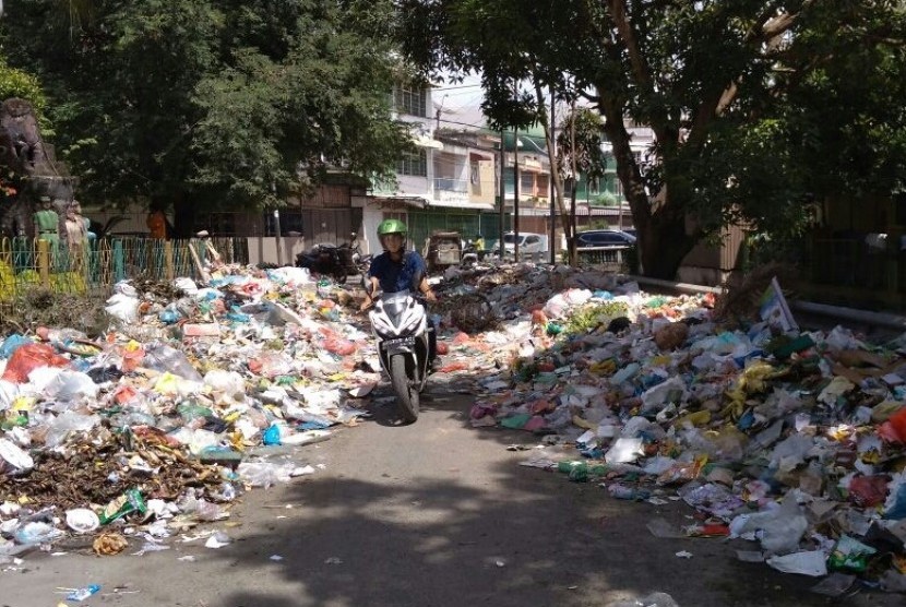 Tumpukan sampah menggunung di persimpangan Jalan Emas dan Jalan Sabaruddin Medan Area, Medan karena mobil pengangkut sampah sudah empag hari rusak, Selasa (10/10)