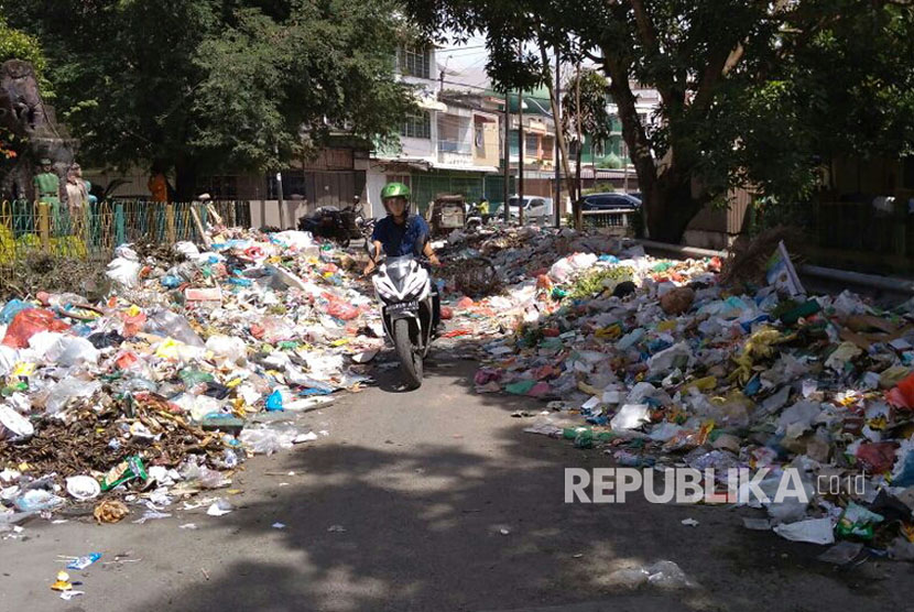 Kondisi salah satu ruas jalan di Medan yang dipenuhi sampah.