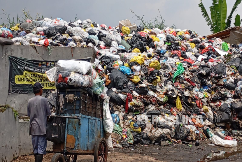 Tumpukan Sampah Menggunung Hingga Empat Meter di Bandung Bikin Ganggu Pengguna Jalan