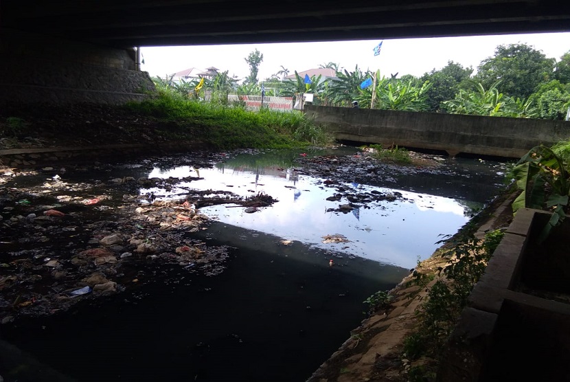 Tumpukan sampah menumpuk di aliran sungai yang berada di area kolong tol Lingkar luar, Kranggan, Kota Bekasi. Sampah-sampah ini berasal dari warga yang membuang sampah ke aliran sungai tersebut. 