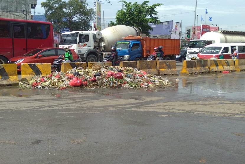 Tumpukan sampah menumpuk di sisi Jalan RE Martadinata, Cikarang Utara, Kabupaten Bekasi. Sampah-sampah tersebut berasal dari sampah organik yang dibuang oleh para pedagang pasar tradisional Cikarang.