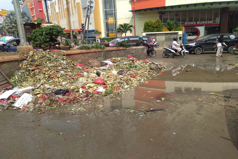 Tumpukan sampah menumpuk di sisi Jalan RE Martadinata, Cikarang Utara, Kabupaten Bekasi. Sampah-sampah tersebut berasal dari sampah organik yang dibuang oleh para pedagang pasar tradisional Cikarang.