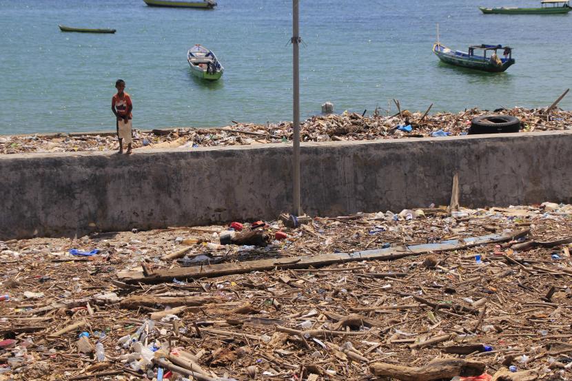 Tumpukan sampah plastik dan kayu menutupi kawasan jogging track pesisir pantai Namosain, Kota Kupang, NTT, Kamis (15/4/2021). Sampah-sampah itu terbawa oleh gelombang tinggi akibat siklon tropis Seroja.