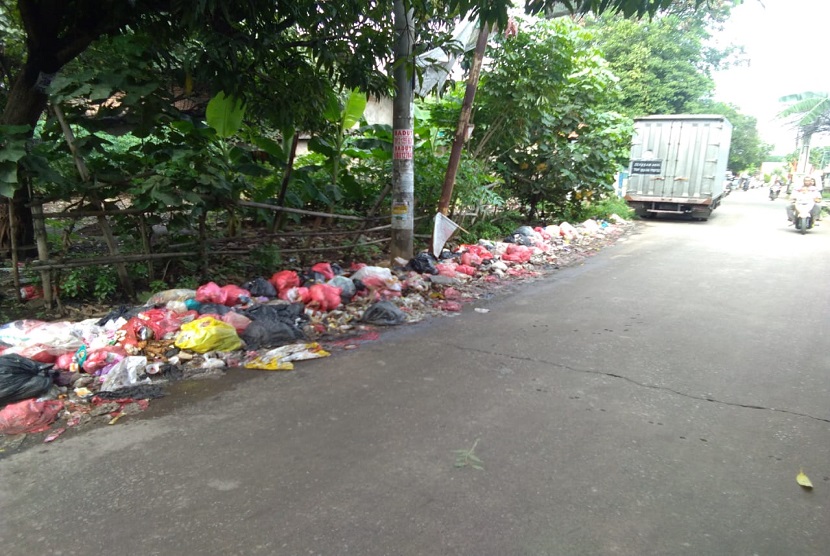 Tumpukan Sampah rumah tangga memenuhi sisi jalan Tridaya Sakti,Tambun Selatan,  Kabupaten Bekasi. 