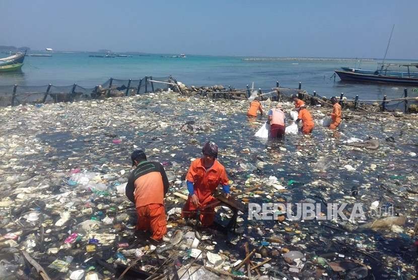 Tumpukan sampah yang dibendung warga Pulau Panggang, Kabupaten Kepulauan Seribu, Ahad (19/8). 