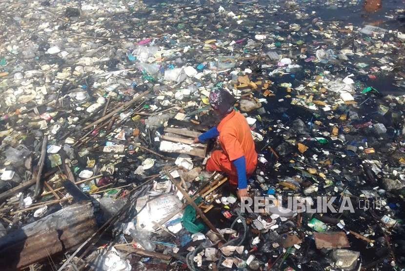 Tumpukan sampah di Kepulauan Seribu (ilustrasi).