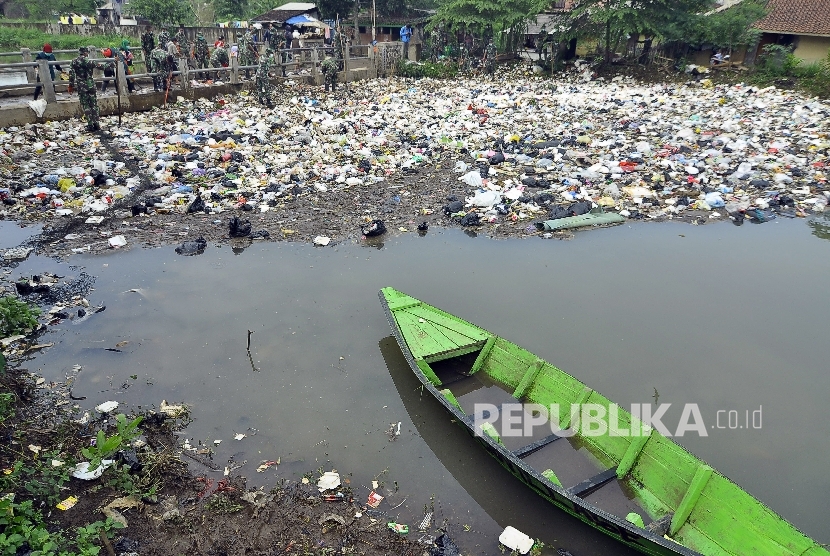 Tumpukan sampah yang memenuhi muara Sungai Cikapundung di Sungai Citarum, Kampung Cigajra, Kecamatan Bojongsoang, Kabupaten Bandung