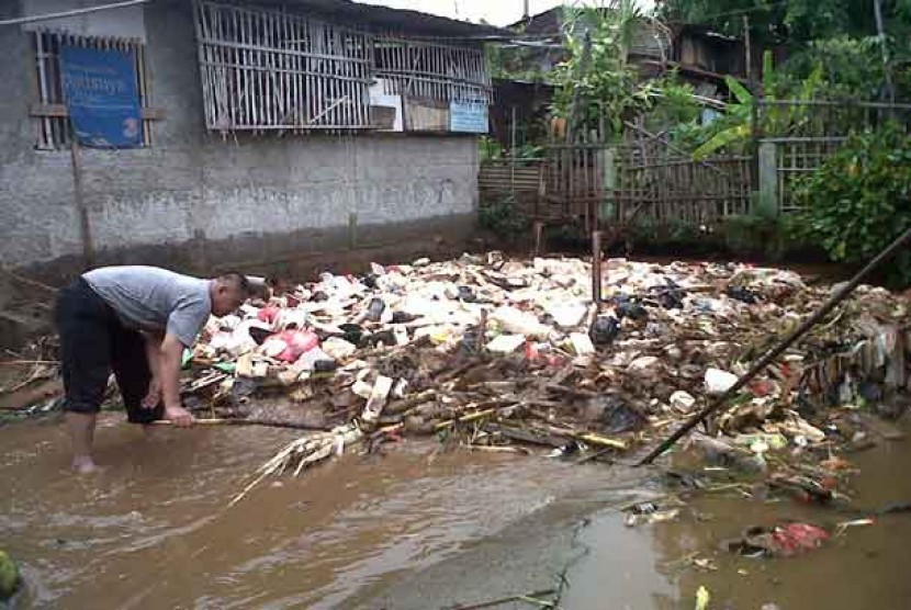 Tumpukan sampah yang menyebabkan banjir di kawasan Cililitan, Jakarta Timur, Rabu (13/11).
