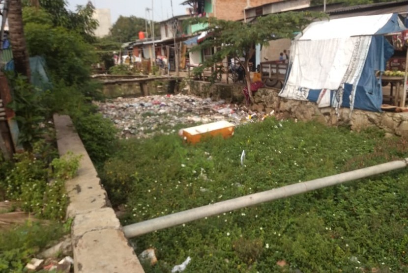 Tumpukan sampah menutupi saluran air di Sungai Kalibaru, Tambun Selatan, Kabupaten Bekasi, Senin (6/5). 