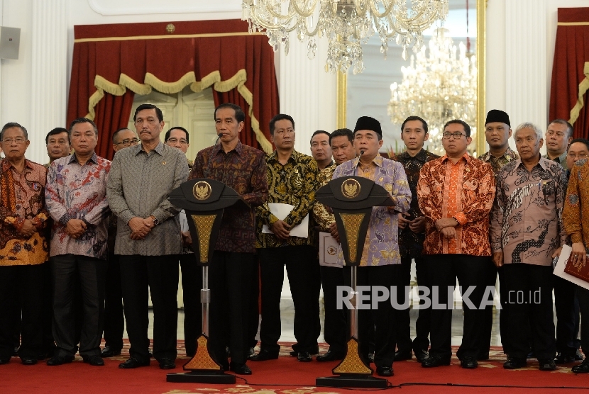  Presiden RI Joko Widodo (kiri) bersama Ketua DPR RI Ade Komarudin memberikan keterangan pers usai rapat kosultasi di Istana Merdeka, Jakarta, Senin (22/2).