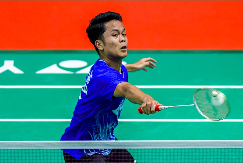 Tunggal putra Indonesia Anthony Sinisuka Ginting mengembalikan kok ke arah lawannya pebulu tangkis tunggal putra India Parupalli Kashyap saat pertandingan babak pertama Daihatsu Indonesia Masters 2020 di Istora Senayan, Jakarta, Rabu (15/1). Anthony menang dari lawannya 2-0 (21-14, 21-12). 