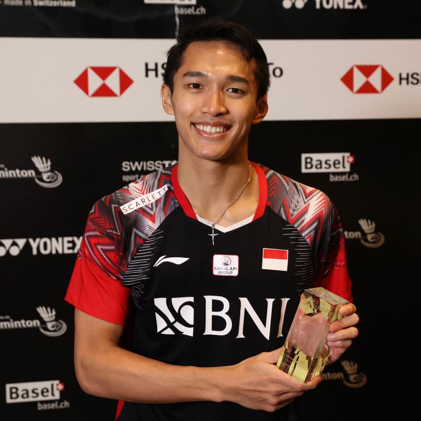 Tunggal putra Indonesia, Jonatan Christie berposes dengan trofi juara Swiss Open 2022.