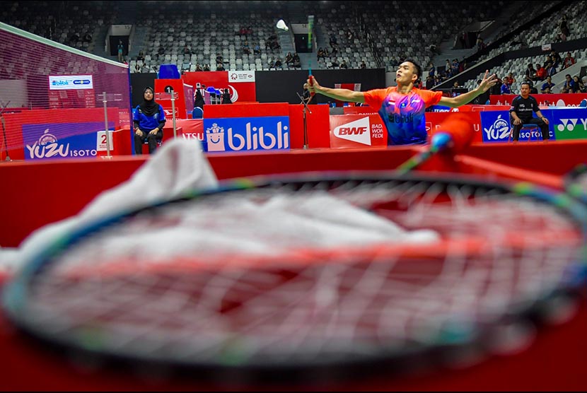 Tunggal putra Indonesia Jonatan Christie mengembalikan kok ke arah lawannya pebulu tangkis tunggal putra India Prannoy saat pertandingan babak pertama Daihatsu Indonesia Masters 2020 di Istora Senayan, Jakarta, Rabu (15/1)