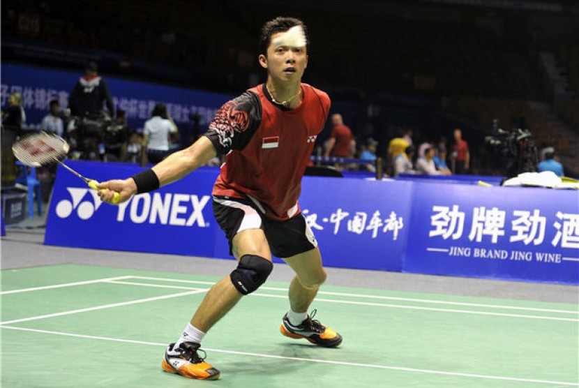 Tunggal putra Indonesia, Taufik Hidayat, mengembalikan bola ke arah lawannya tunggal putra Jepang, Kenichi Tago, dalam pertandingan babak perempat final di ajang final Piala Thomas dan Uber 2012 di Wuhan Sports Center, Wuhan, Cina, Rabu (23/5). 