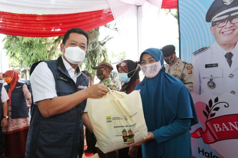 Sekretaris Daerah Ema Sumarna sedang memberikan paket sembako kepada masyarakat, Rabu (28/4).