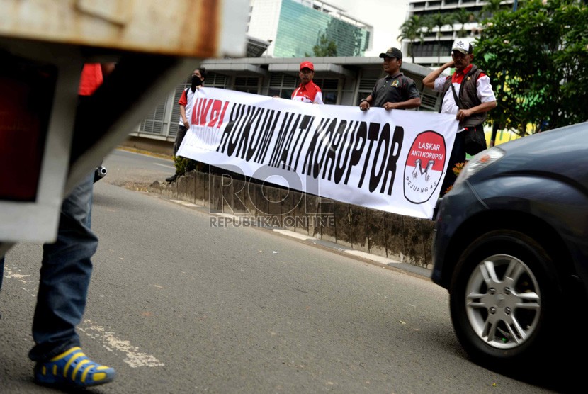Tuntut Hukum Mati Koruptor. Pegiat antikorupsi melakukan aksi unjukrasa di depan Gedung KPK, Jakarta, Selasa (9/12).