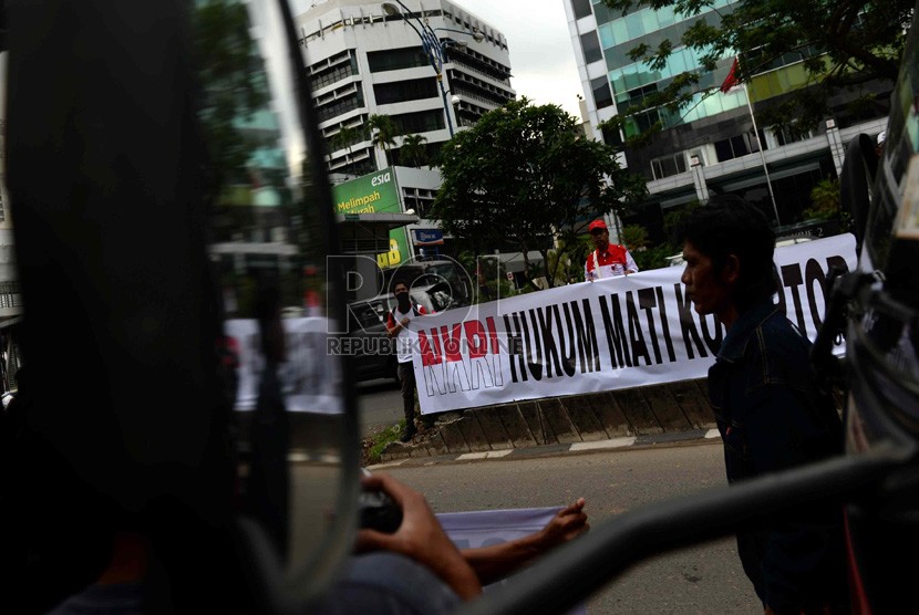 Pegiat antikorupsi melakukan aksi unjukrasa di depan Gedung KPK, Jakarta, Selasa (9/12).  (Republika/ Wihdan)