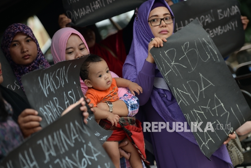 Tuntut Keterbukaan Informasi. KontraS, YLBHI bersama Aliansi Orang Tua Korban Vaksin Palsu menggelar aksi solidaritas di RS Harapan Bunda, Jakarta, Rabu (20/7). 