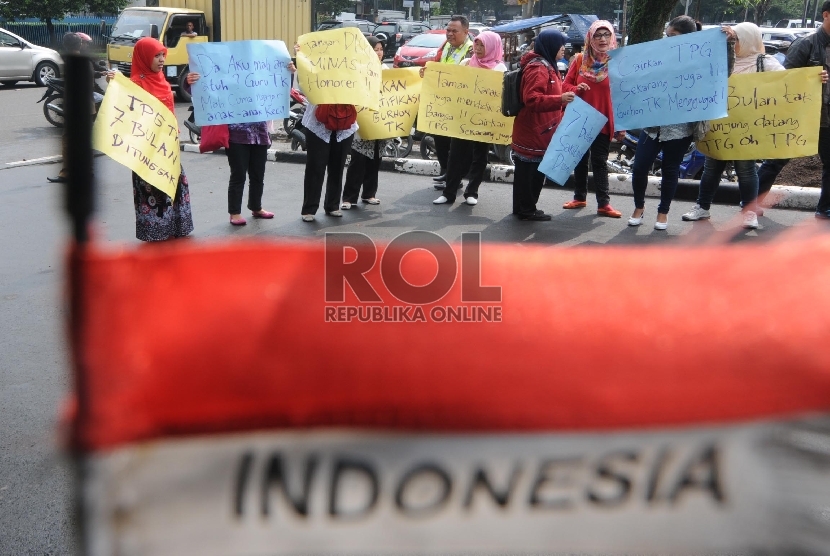 Tuntut TPG TK: Sejumlah guru TK non PNS melakukan aksi unjuk rasa menuntut pencairan penuh tunjangan profesi guru (TPG) di depan Gedung DPRD Jabar, Kota Bandung. (Ilustrasi)