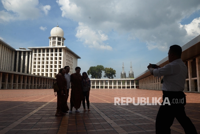 Turis asing berkunjung di Masjid Istiqlal, Jakarta (Ilustrasi)