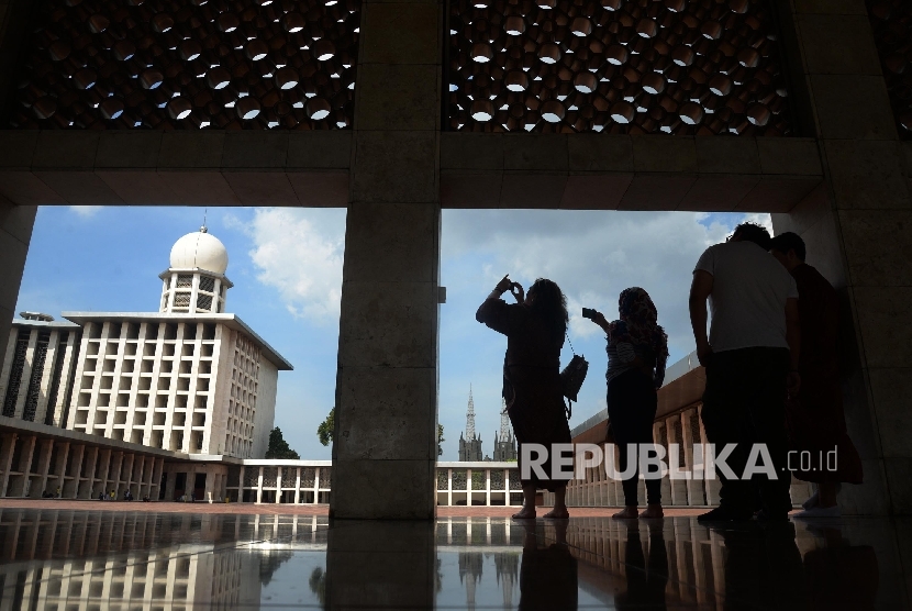 Turis asing berkunjung di Masjid Istiqlal, Jakarta, Senin (2/1). 