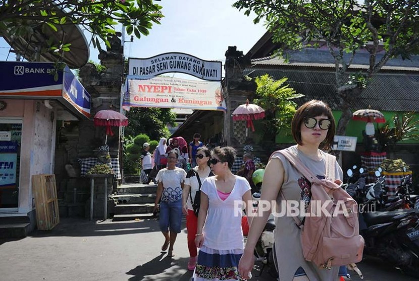 Turis asing dari Asia Timur meninggalkan Pasar Seni Guwang Sukawati Kabupaten Gianyar Bali. Wisatawan asing dari kawasan ini dikenal gemar berbelanja di kawasan wisata yang dikunjunginya.