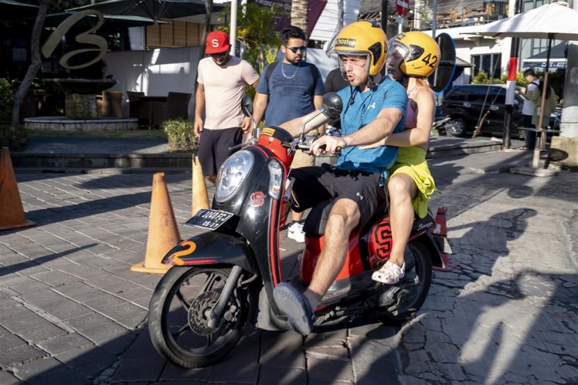  Turis asing mengendarai skuter (ilustrasi). Kantor Imigrasi Ngurah Rai, Bali, mengintensifkan pengawasan keimigrasian dengan menerapkan patroli secara digital untuk menangkap warga negara asing (WNA)