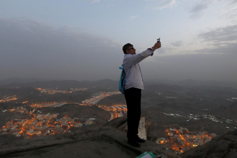 Turis berselfie. (Ilustrasi). Seorang turis berusia 22 asal Uzbekistan meninggal dunia setelah terpeleset dari bebatuan licin di Taman Nasional Air Terjun Ngao, Ranong, Thailand. Dia jatuh dari ketinggian 15 meter saat berselfie di air terjun.