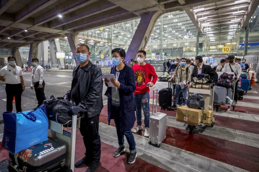  Turis China asal Shanghai tiba di Bandara Suvarnabhumi, Bangkok, Thailand, Selasa (20/10) malam. Thailand berupaya membangkitkan ekonominya dengan mulai menerima turis China. Mereka adalah kelompok turis pertama sejak Thailand menutup diri tujuh bulan lalu. 