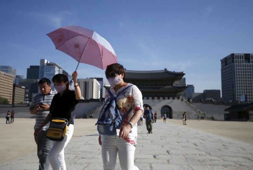 Turis Cina mengenakan masker agar terhindar dari penyakit MERS di Istana Gyeongbok di Seoul, Korea.