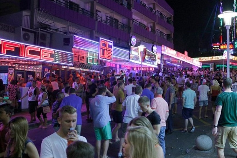 Turis di Magaluf