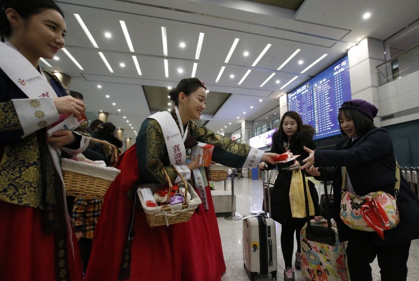 Turis disambut saat tiba di Bandara Internasional Incheon, Korea Selatan.
