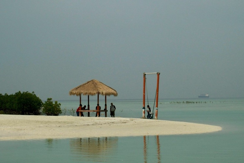 Turis domestik berwisata di Pantai Perawan, Pulau Pari, Kepulauan Seribu, Jakarta. Pemilik homestay di Kepulauan Seribu masih ada yang terkendala persyaratan pengurusan izin usaha.