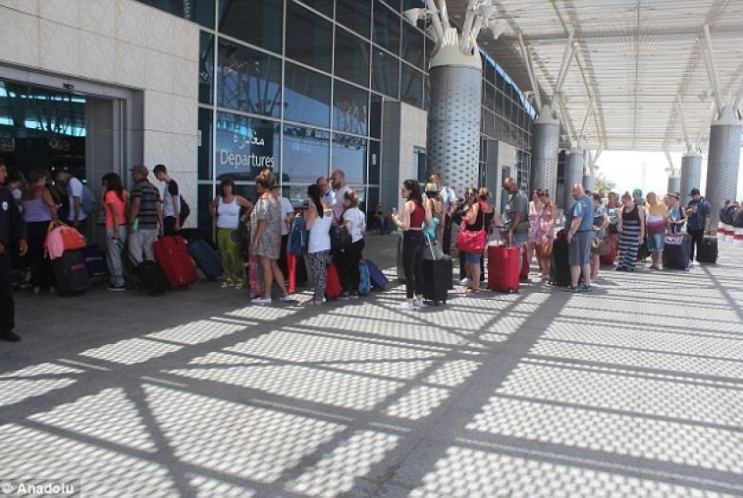 Turis Inggris yang berlibur di Tunisia berbondong-bondong meninggalkan negara itu pasca penembakan di resor di Sousse, Jumat (26/6).