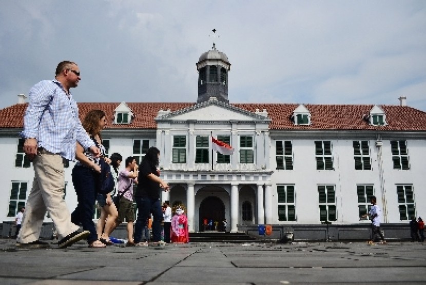   Turis mancanegara melintas di depan Museum Fatahillah, kawasan Kota Tua, Jakarta