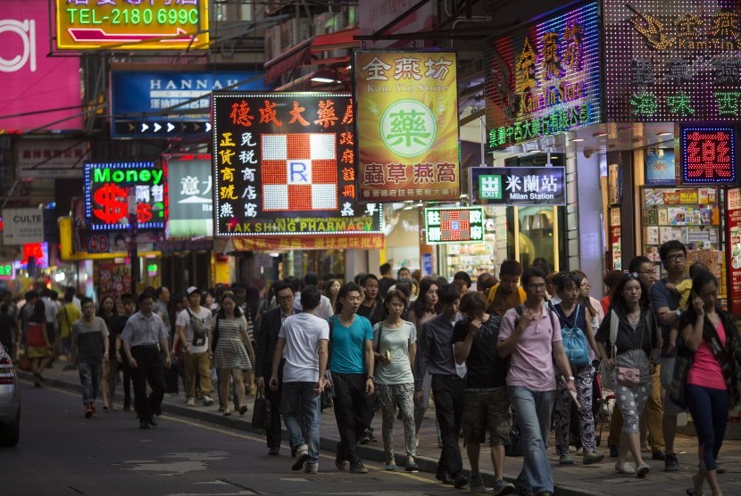 Turis memenuhi salah satu sudut Jalan Haiphong di kawasan Tsim Tsa Tsui, Hong Kong.