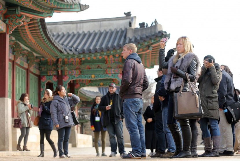 Turis mengambil gambar di Changdeok Palace, salah satu lokasi wisata populer di Korea Selatan.