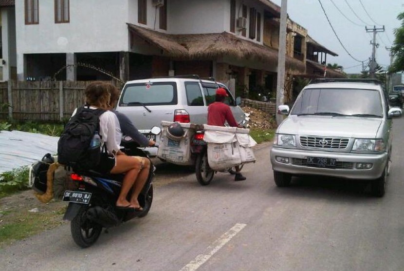 Turis menggunakan motor di Bali