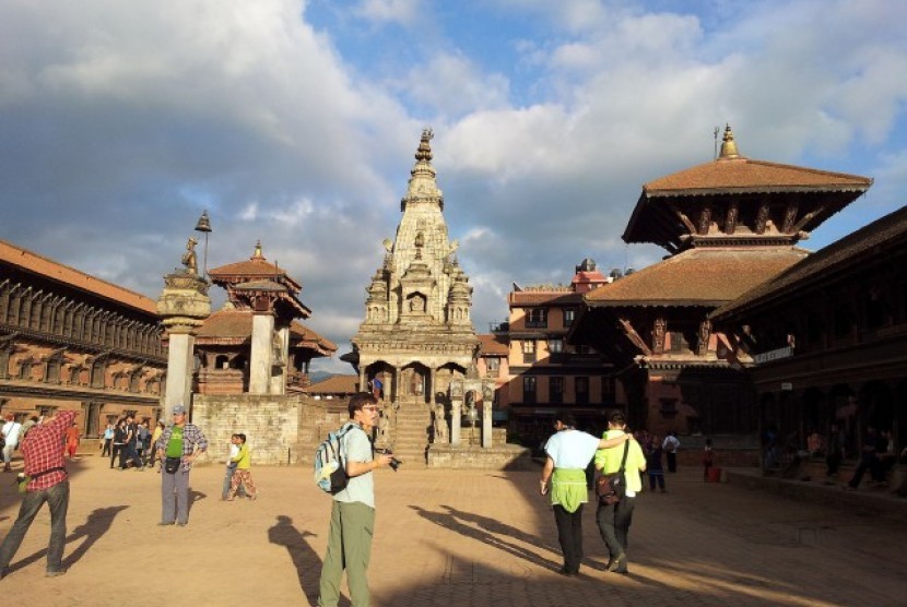 Turis mengunjungi Alun-Alun Bhaktapur Durbar sebelum gempa mengguncang. (ilustrasi)