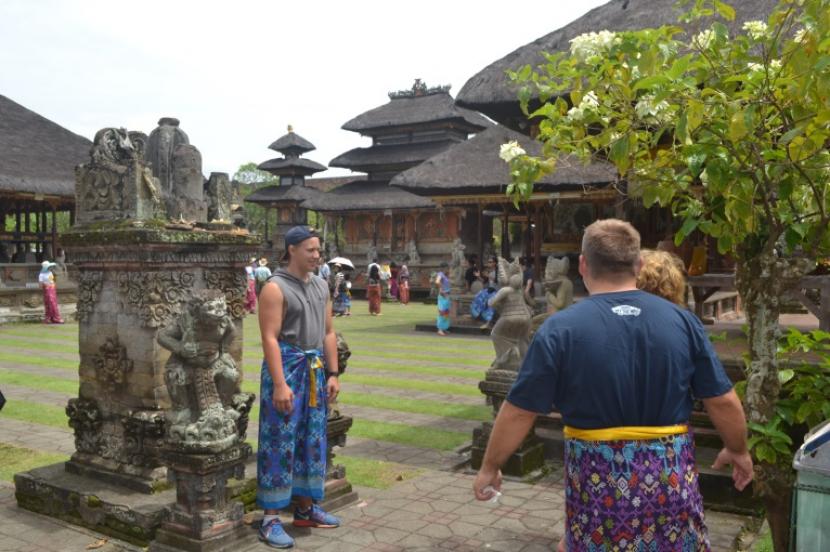 Turis mengunjungi salah satu lokasi wisata di Desa Batuan, Kecamatan Sukawati, Kabupaten Gianyar, Provinsi Bali.