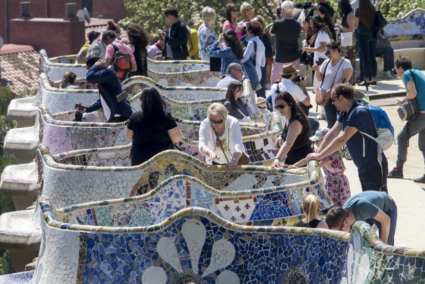 Turis menikmati indahnya mozaik Guell Park di Barcelona, Spanyol.