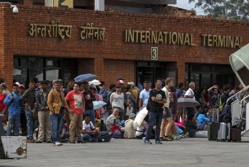 Turis menunggu di Bandara Internasional Tribhuvan sehari setelah gempa mengguncang Kathmandu, yang menewaskan ribuan orang.
