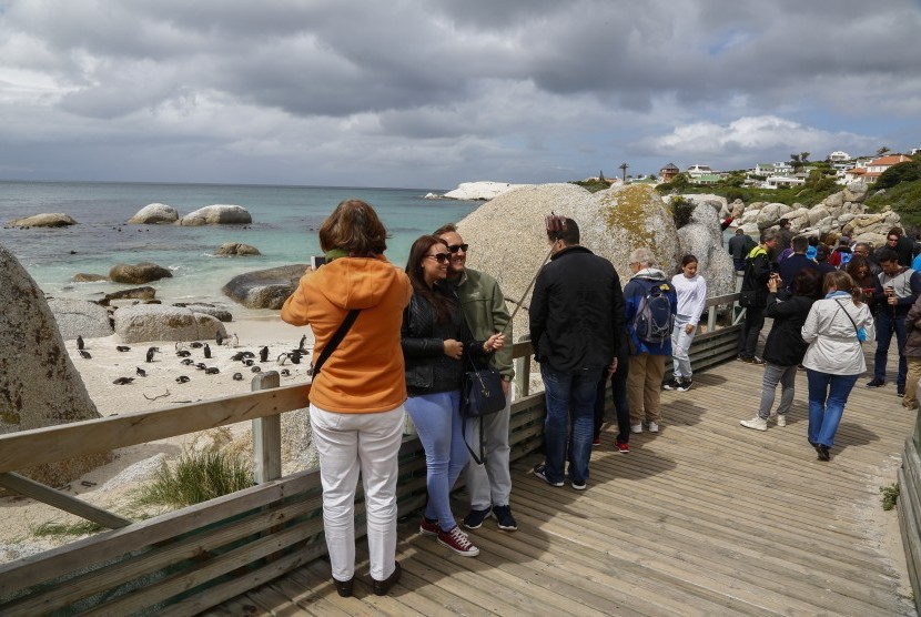 Turis sedang menikmati pemandangan di Cape Town, Afrika Selatan.