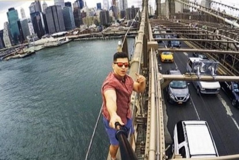 Turis selfie di jembatan Brooklyn